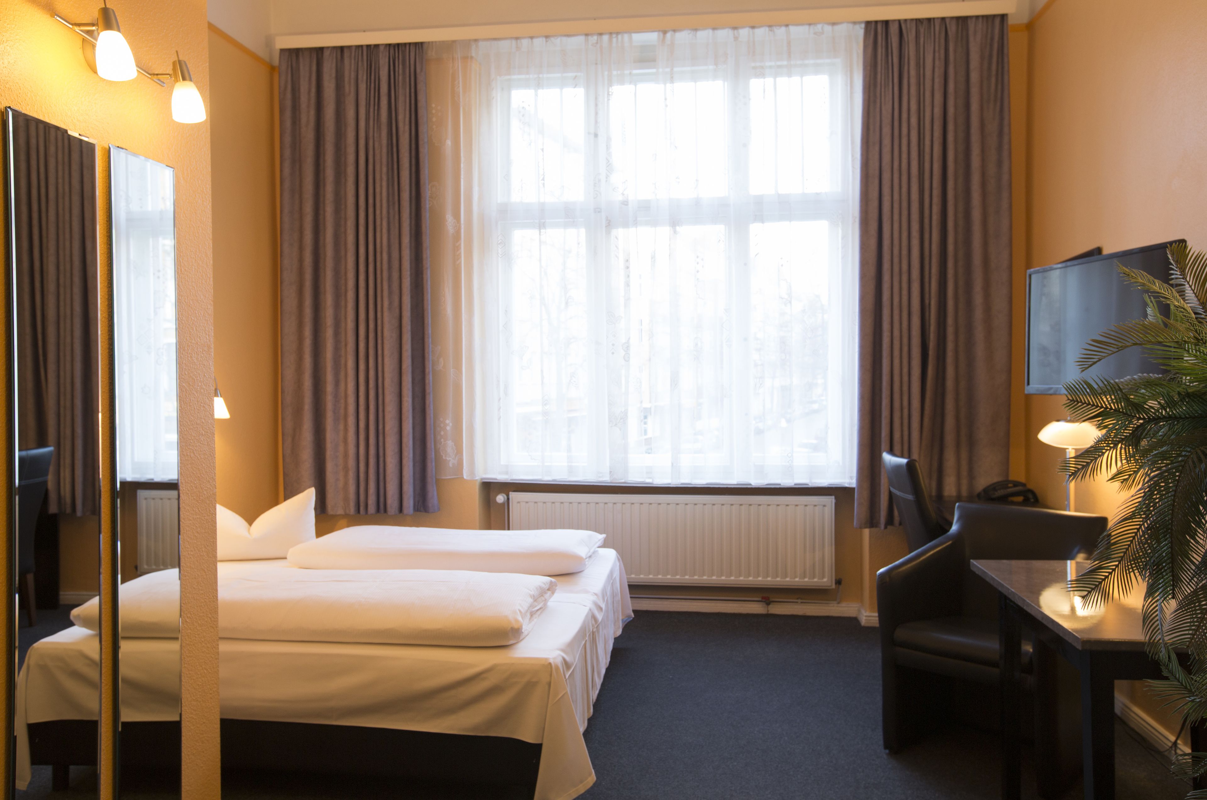 double room | desk, free cots/infant beds, free wifi, bed sheets