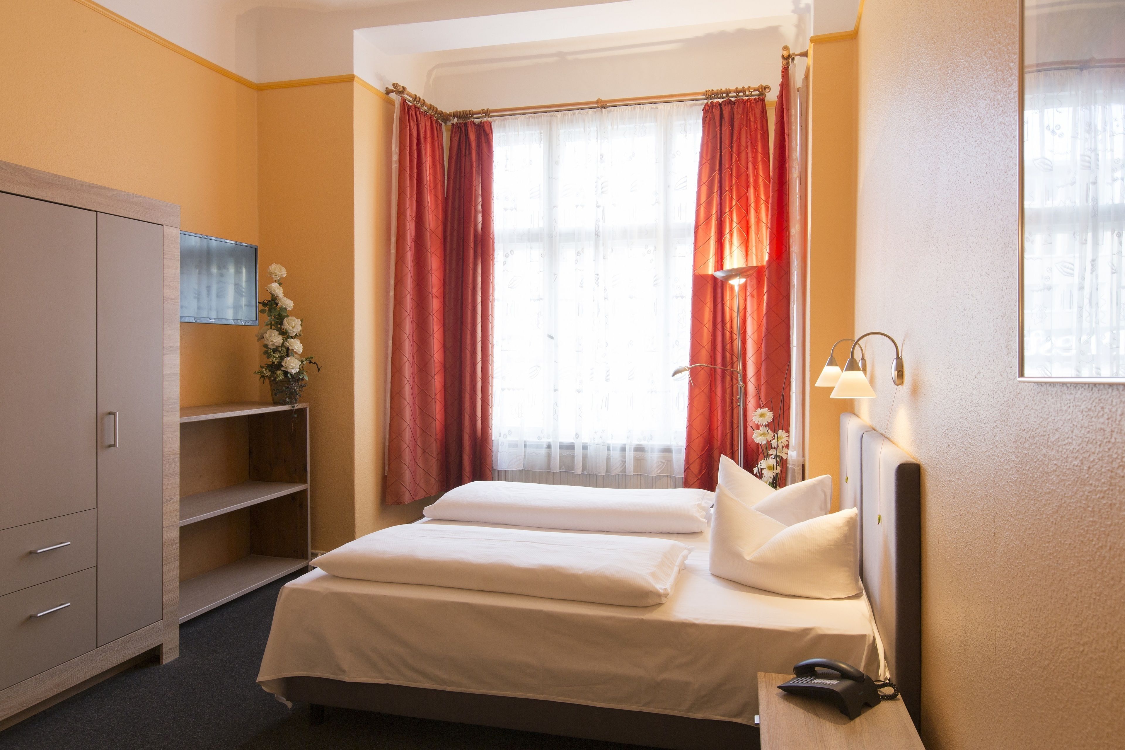 double room | desk, free cots/infant beds, free wifi, bed sheets