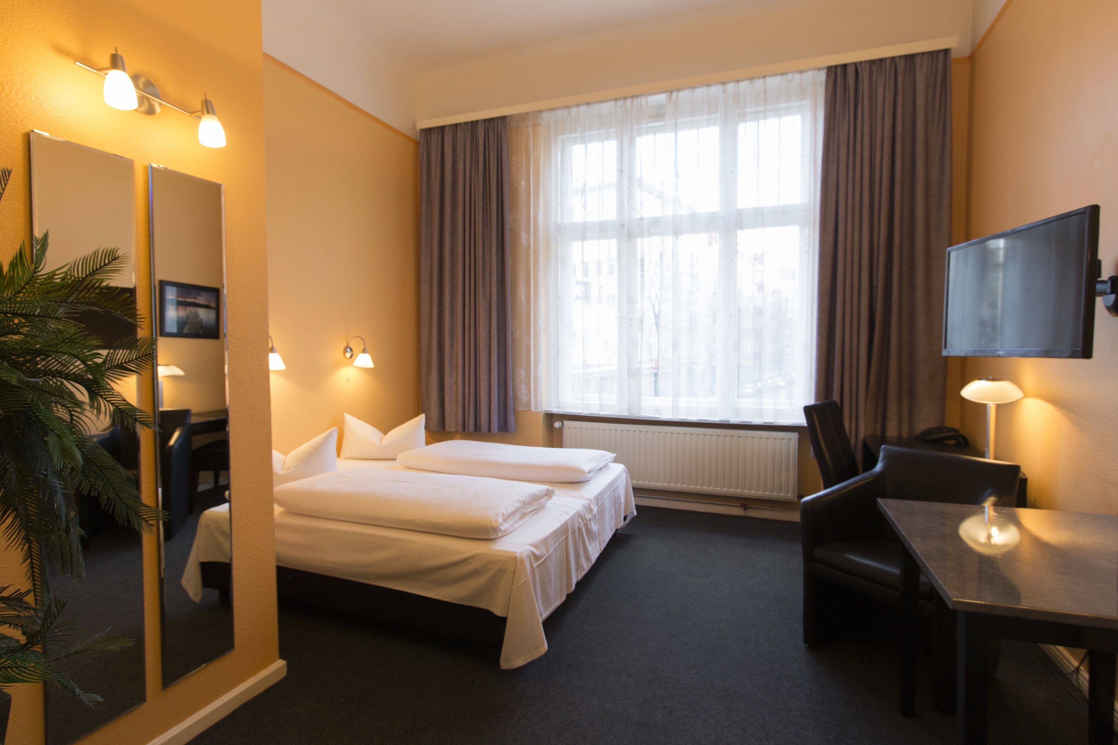 double room | desk, free cots/infant beds, free wifi, bed sheets