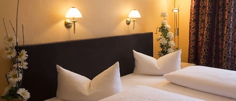 Escritorio, cunas gratuitas, wifi gratis y ropa de cama