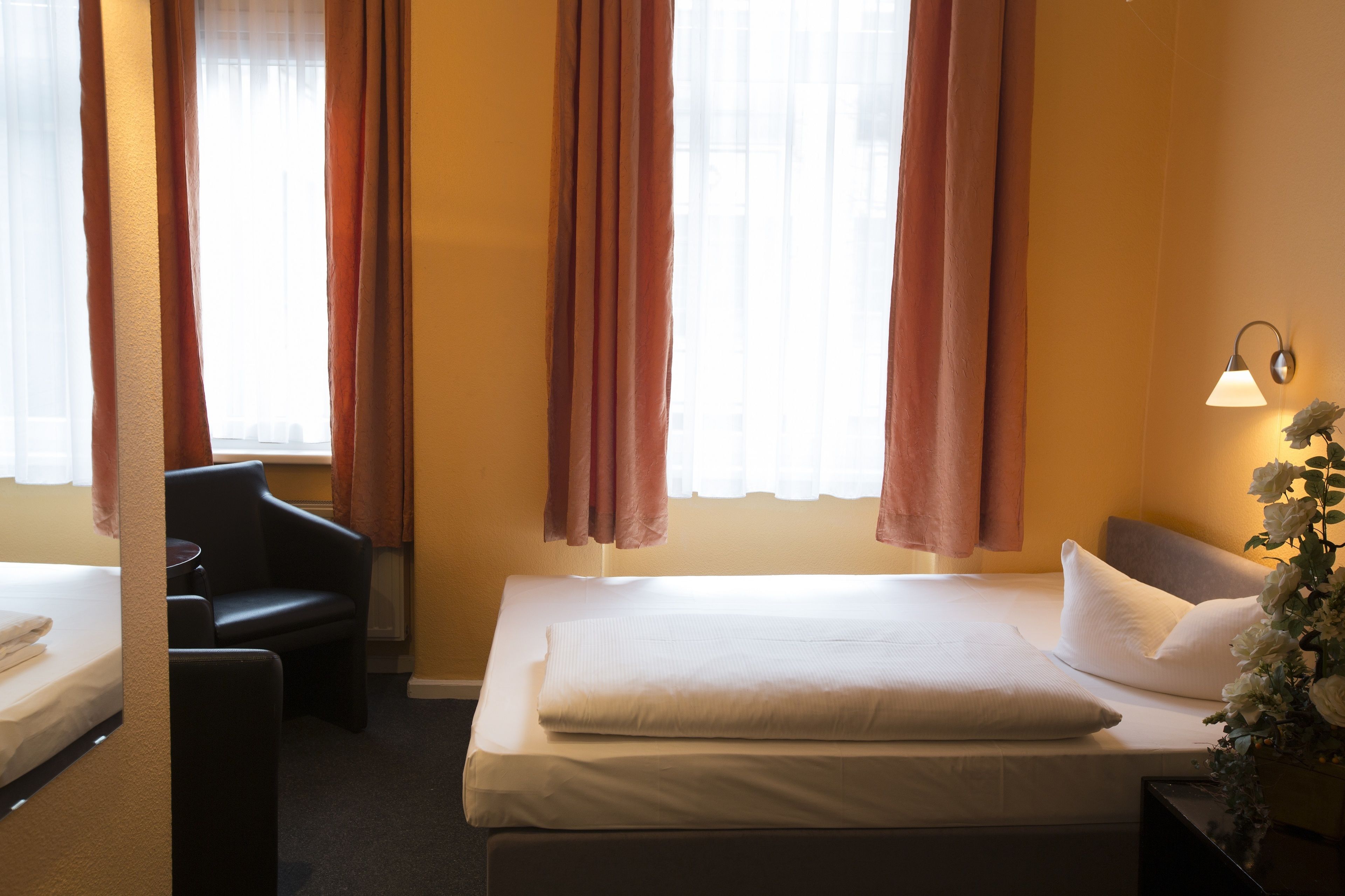 single room | desk, free cots/infant beds, free wifi, bed sheets