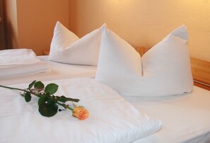 Escritorio, cunas gratuitas, wifi gratis y ropa de cama 