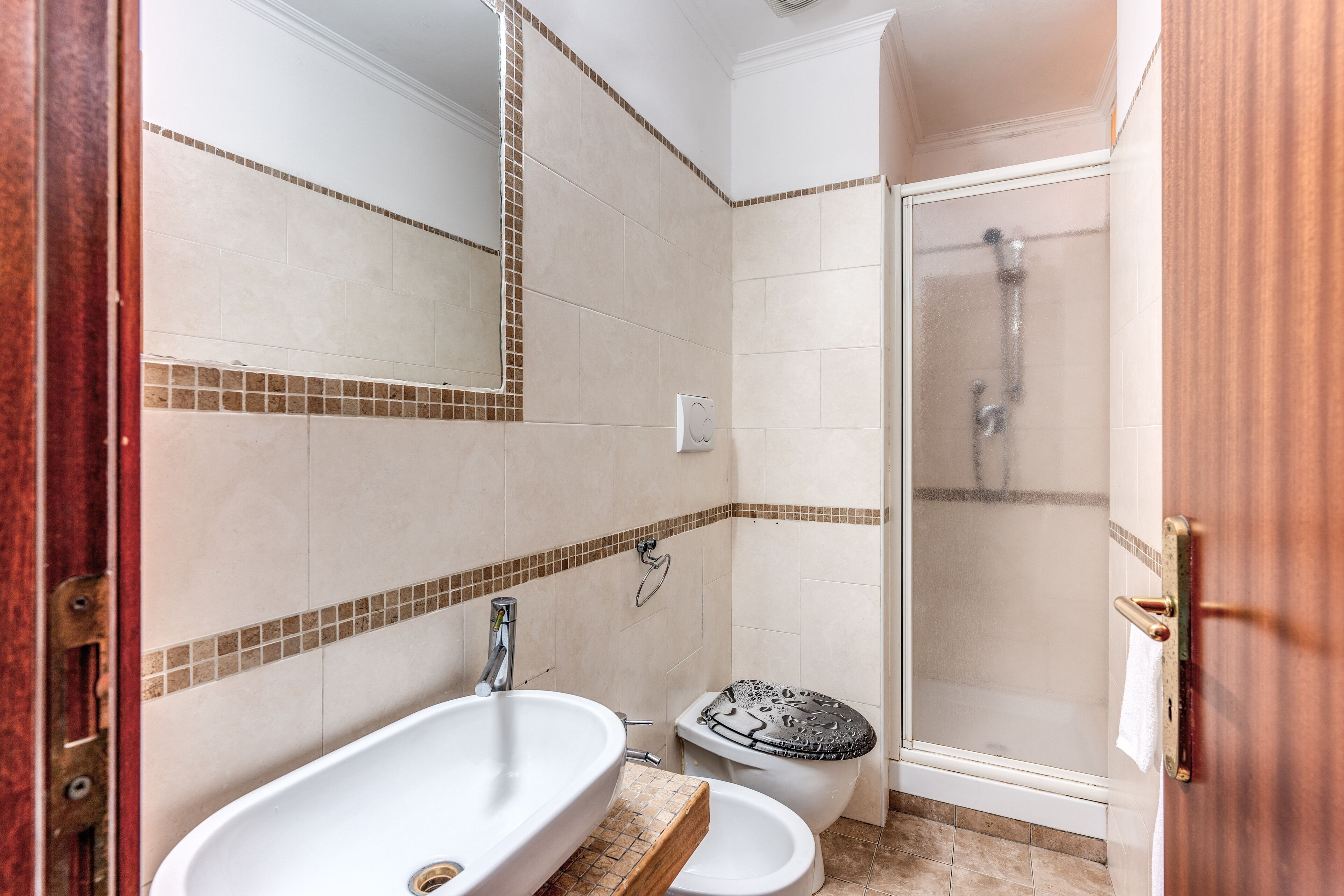 Combined shower/tub, free toiletries, hair dryer, towels