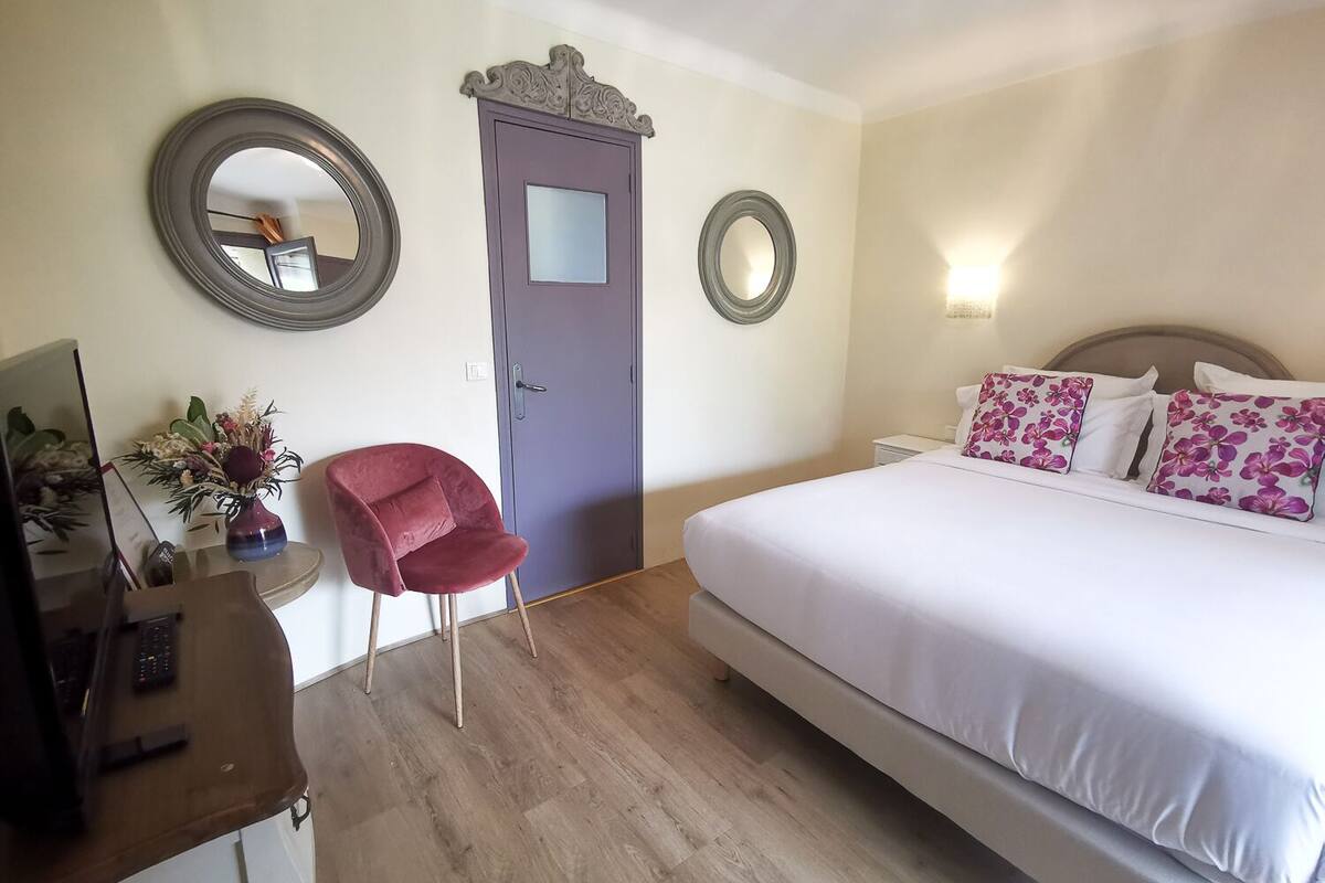 Comfort-Doppelzimmer, 1 Queen-Bett, Terrasse, Gartenblick | Hochwertige Bettwaren, Zimmersafe, individuell dekoriert