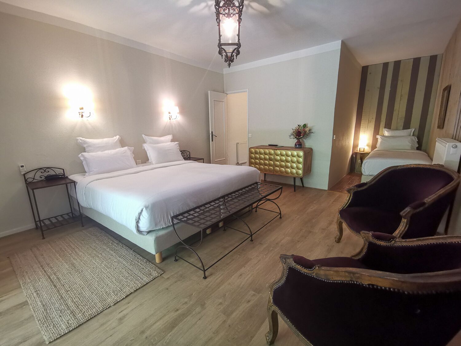 Superior-Dreibettzimmer, Terrasse, Gartenblick | Hochwertige Bettwaren, Zimmersafe, individuell dekoriert