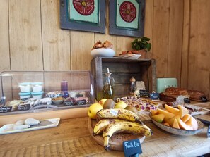 Tägliches Frühstücksbuffet (15 EUR pro Person)