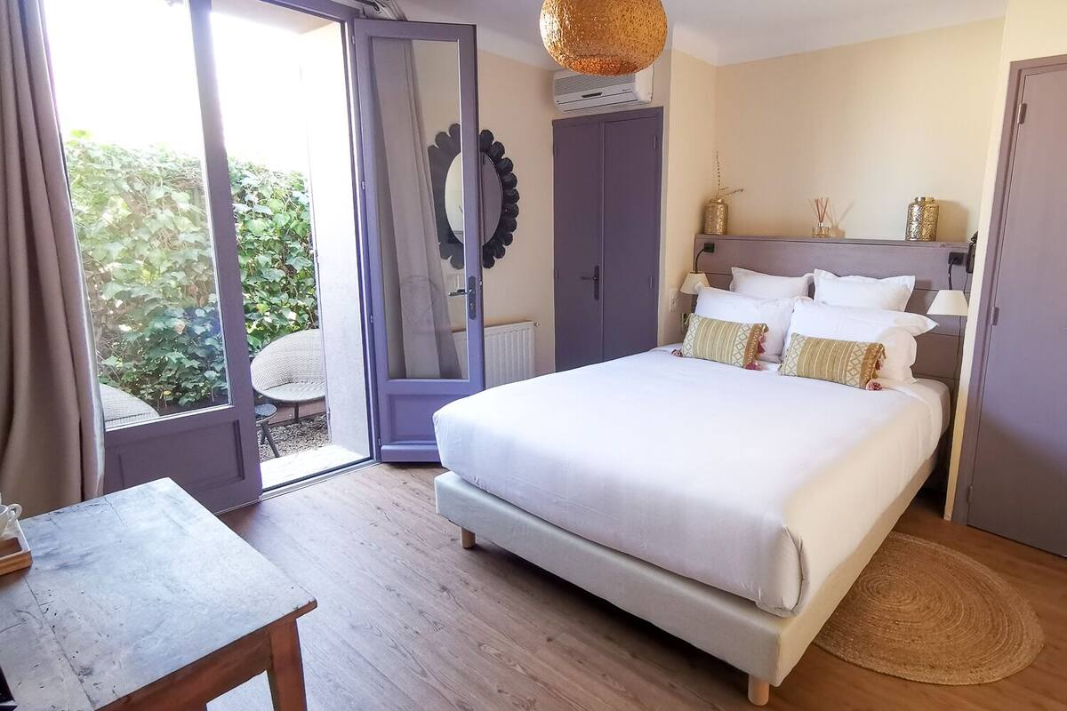 Traditional-Doppelzimmer, 1 Queen-Bett, Nichtraucher, Terrasse | Hochwertige Bettwaren, Zimmersafe, individuell dekoriert