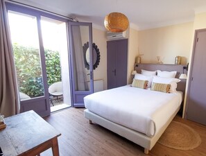 Traditional-Doppelzimmer, 1 Queen-Bett, Nichtraucher, Terrasse | Hochwertige Bettwaren, Zimmersafe, individuell dekoriert