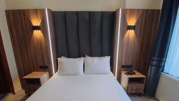 A large bed with a dark headboard and two bedside tables with lamps. - Star Hotel Istanbul - Special Class (Istanbul)