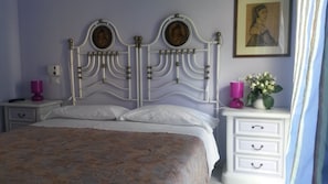 Triple Room | Bathroom | Free toiletries, hair dryer