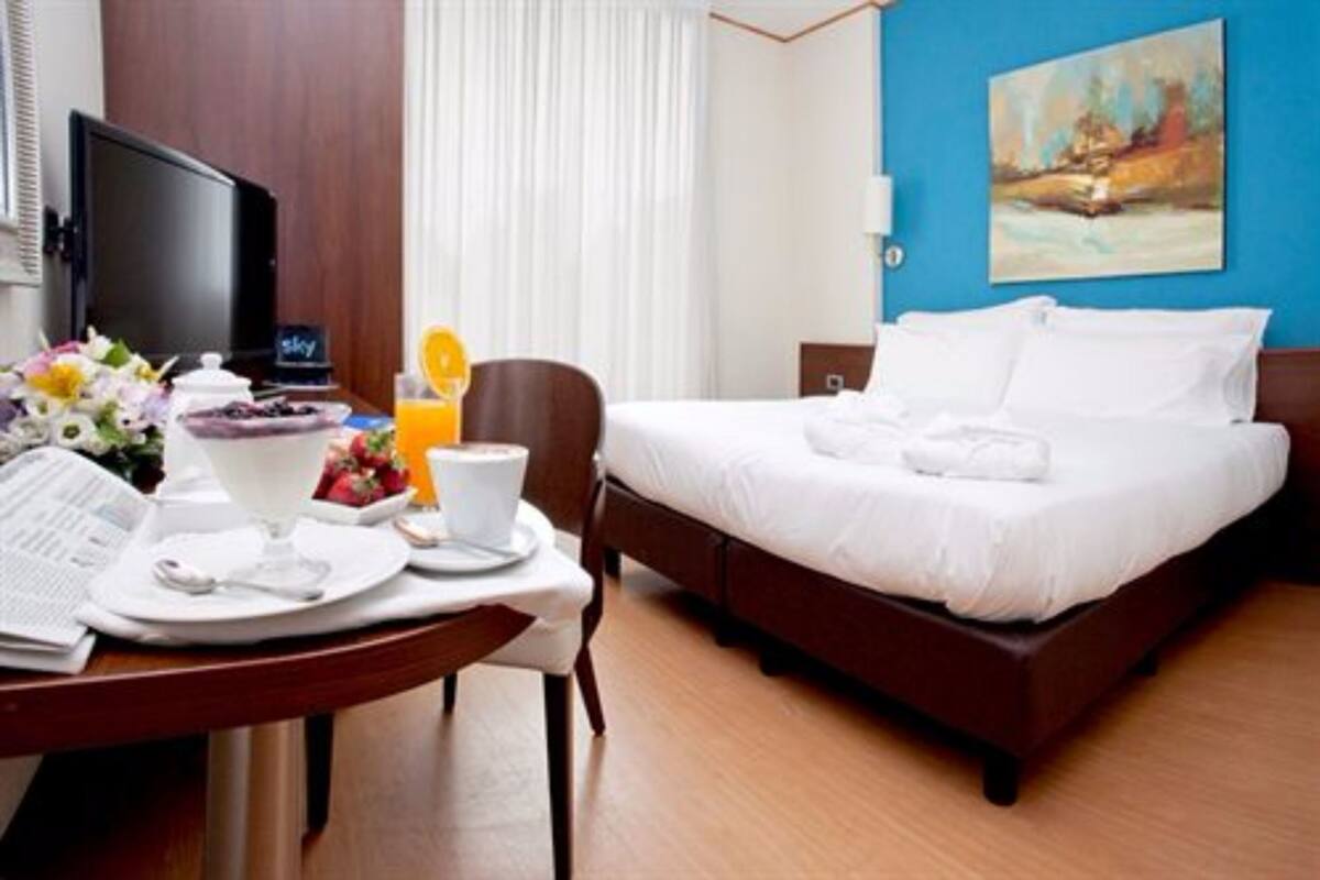 Cubrecamas, colchones con pillow-top, minibar y escritorio 