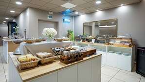 Un buffet proposant une variété de plats et agrémenté d’un miroir.