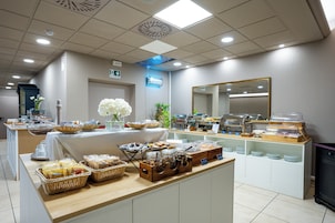 Café da manhã com buffet grátis todos os dias