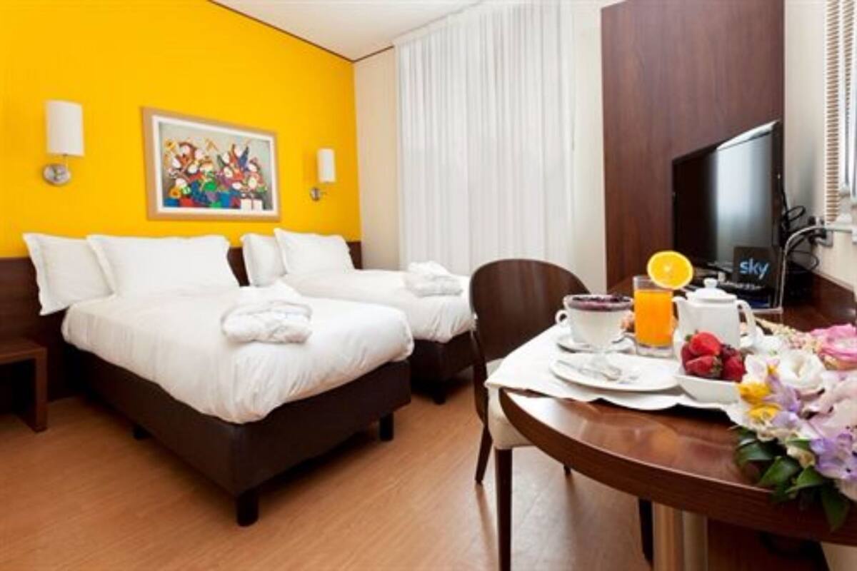 Cubrecamas, colchones con pillow-top, minibar y escritorio 