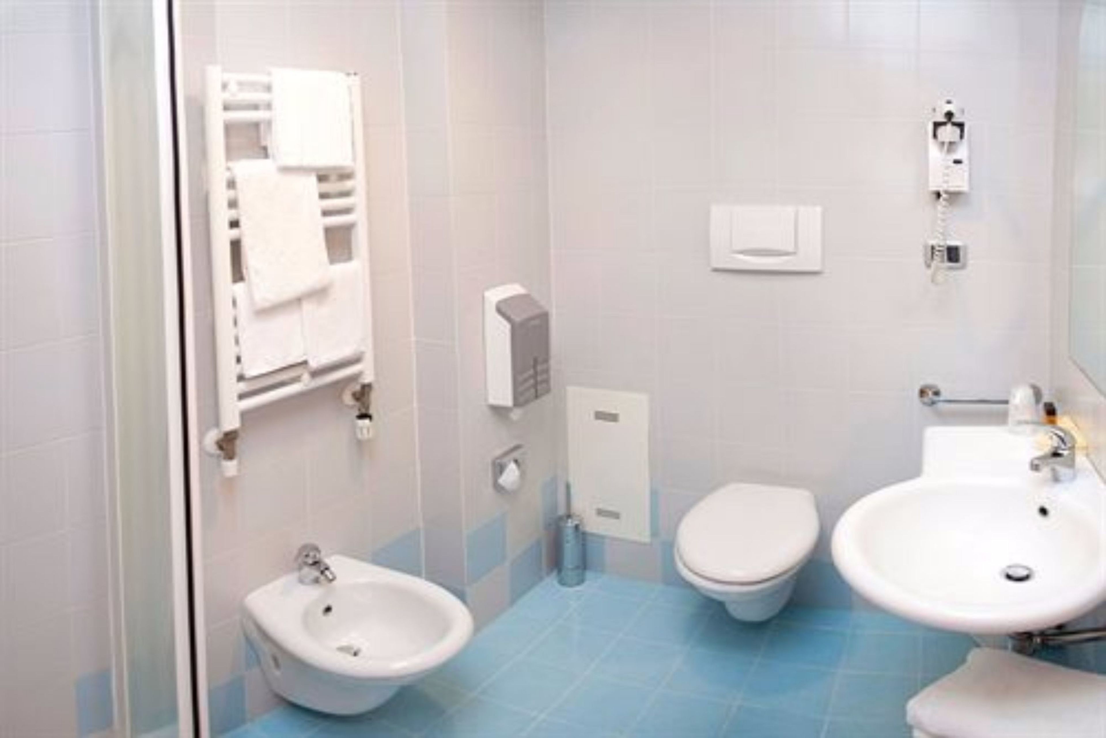 shower, rainfall showerhead, free toiletries, hair dryer