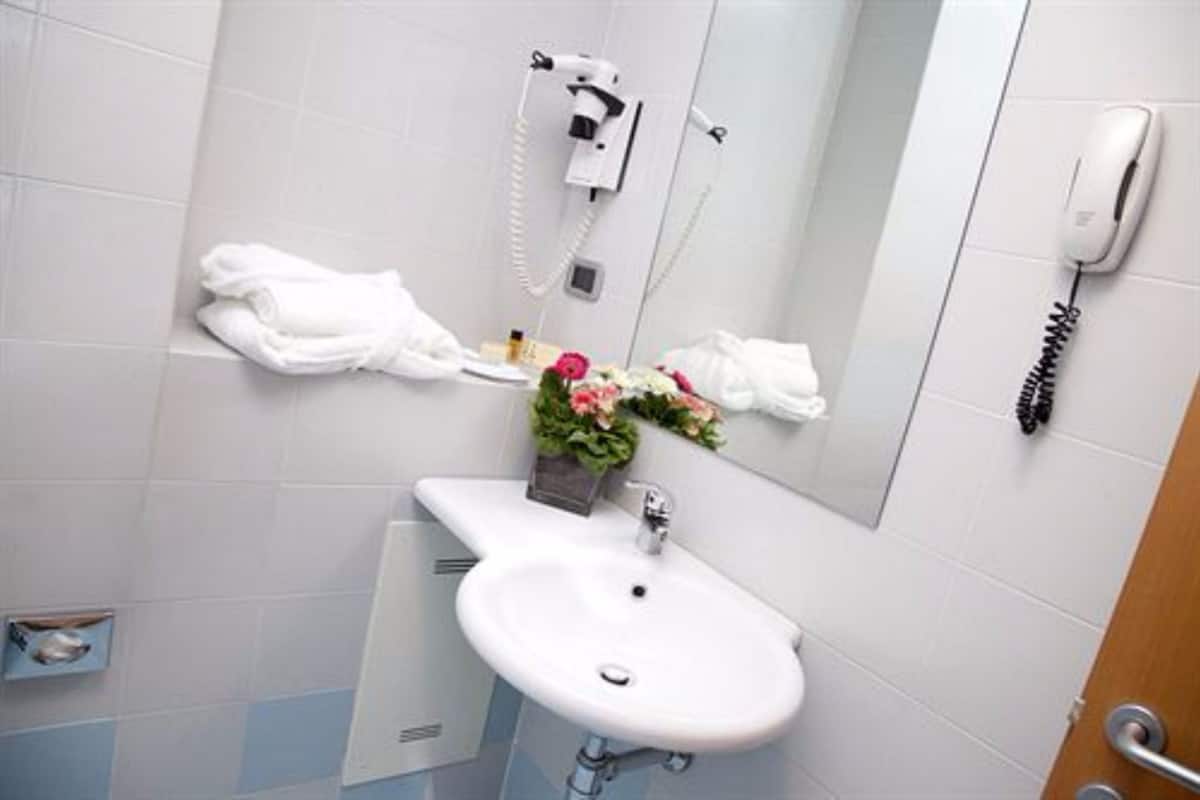 shower, rainfall showerhead, free toiletries, hair dryer