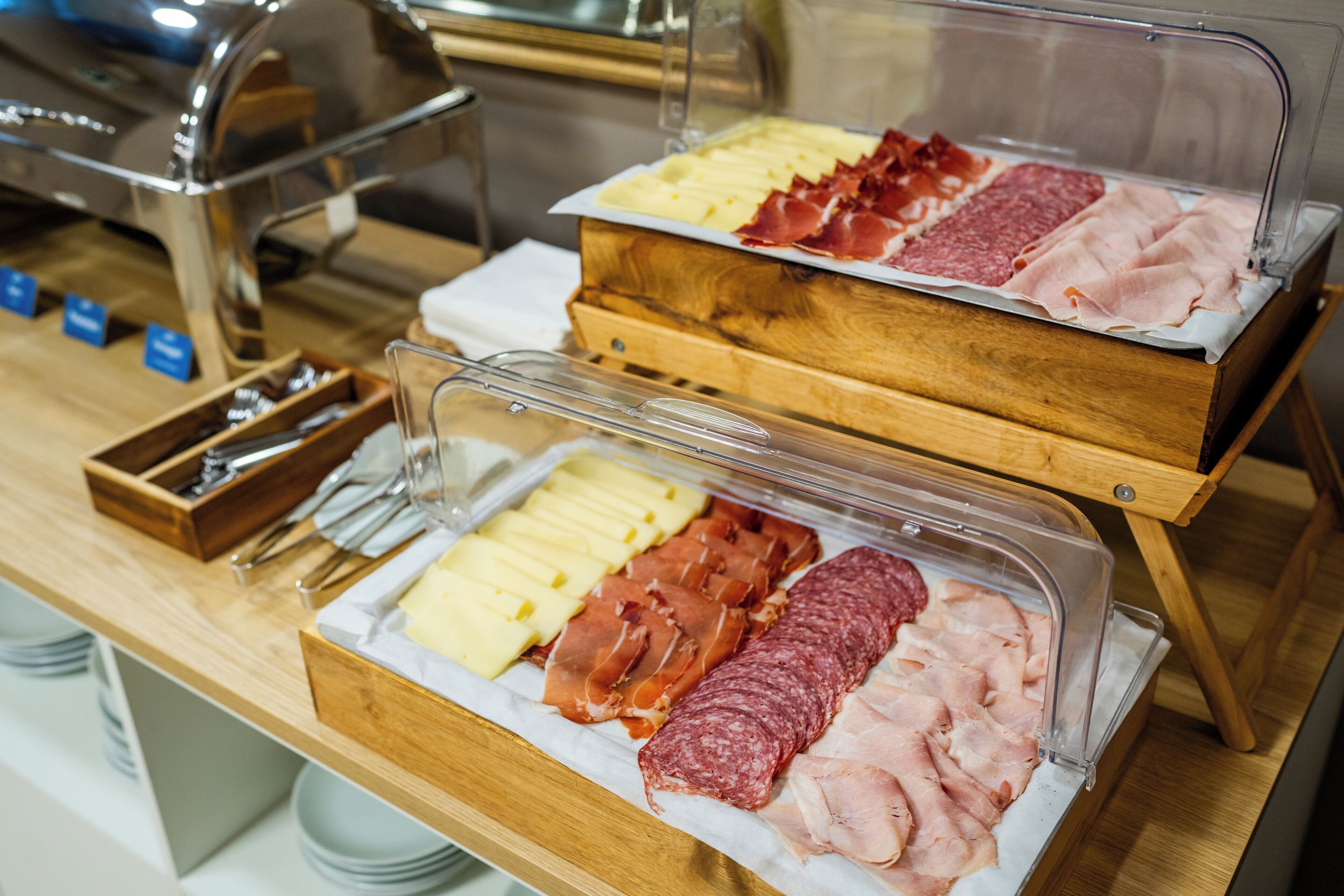 Un buffet proposant une variété de viandes et de fromages.
