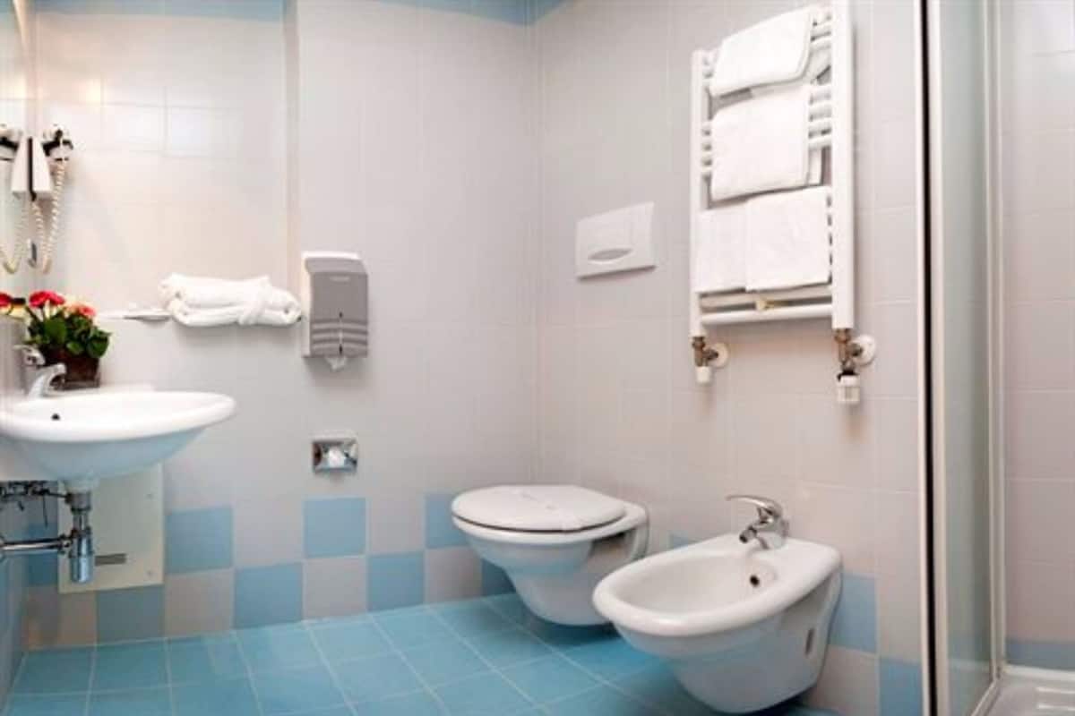 shower, rainfall showerhead, free toiletries, hair dryer