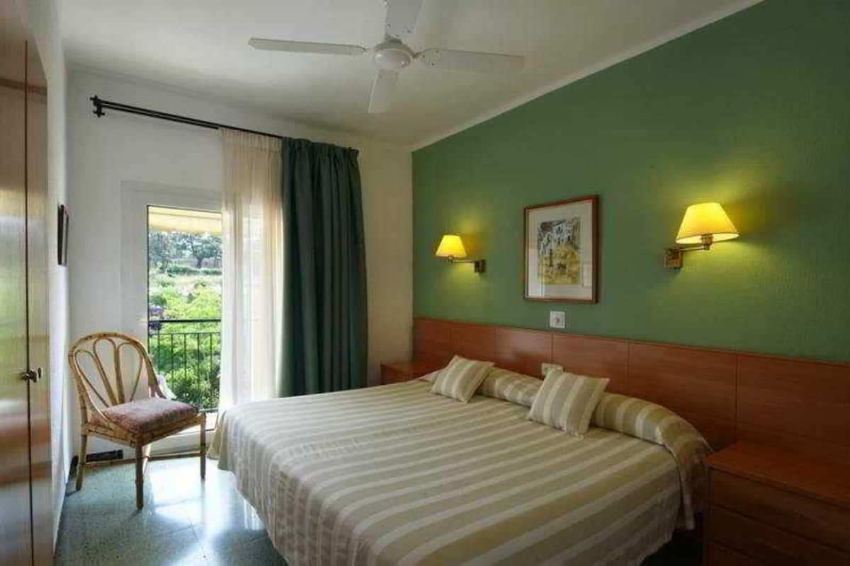 Desk, iron/ironing board (on request), cots/infant beds, free WiFi