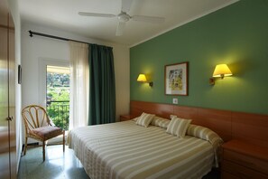 Escrivaninha, ferros/tábuas de passar roupa, berços (sobretaxa)