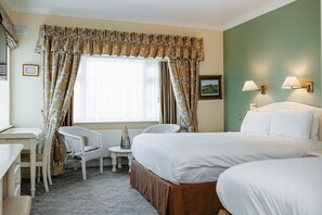 加厚床垫、特色家居、办公桌、笔记本电脑工作区