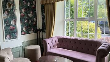 Coin salon dans le hall