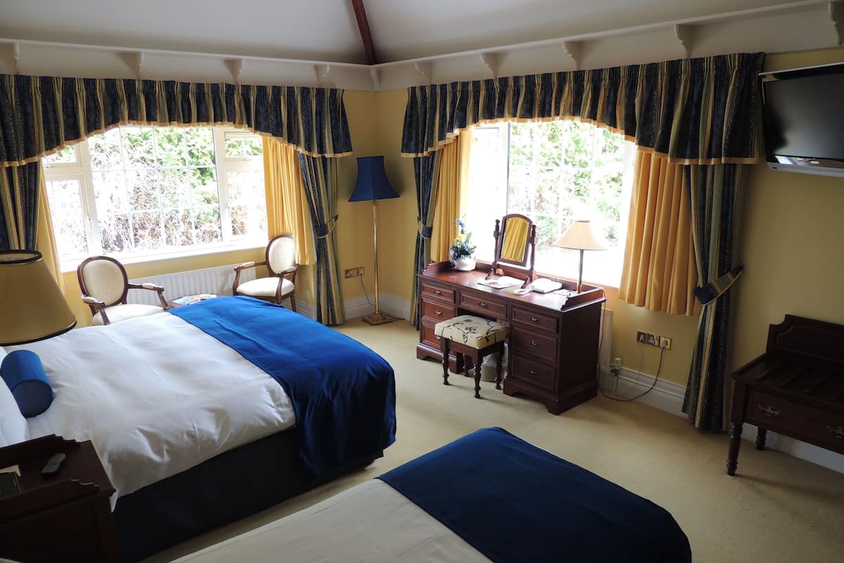 superior double room | 1 bedroom, pillow-top beds, individually furnished, desk