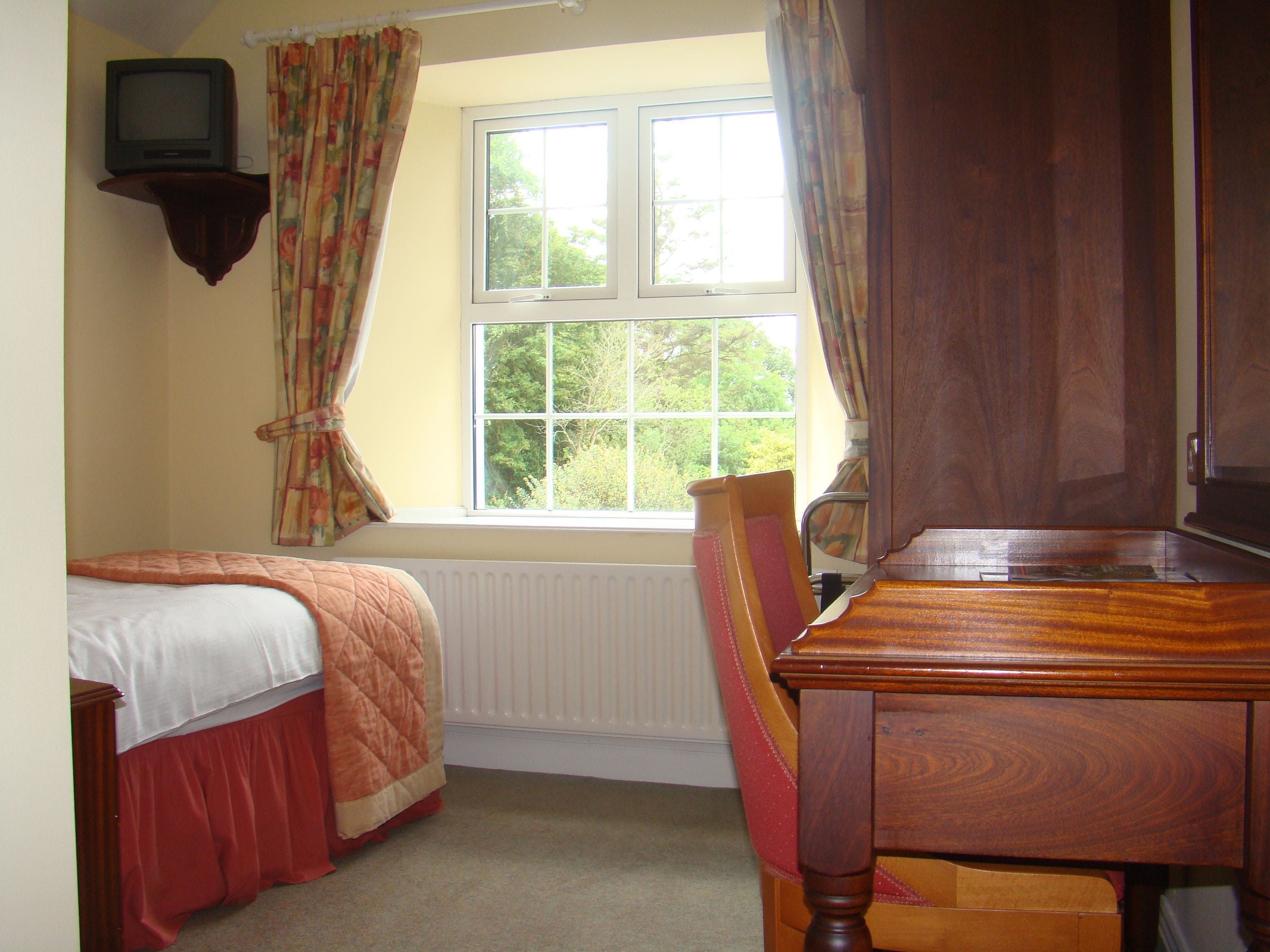 1 bedroom, pillow-top beds, individually furnished, desk