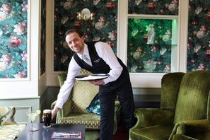 Petit déjeuner et dîner servis sur place