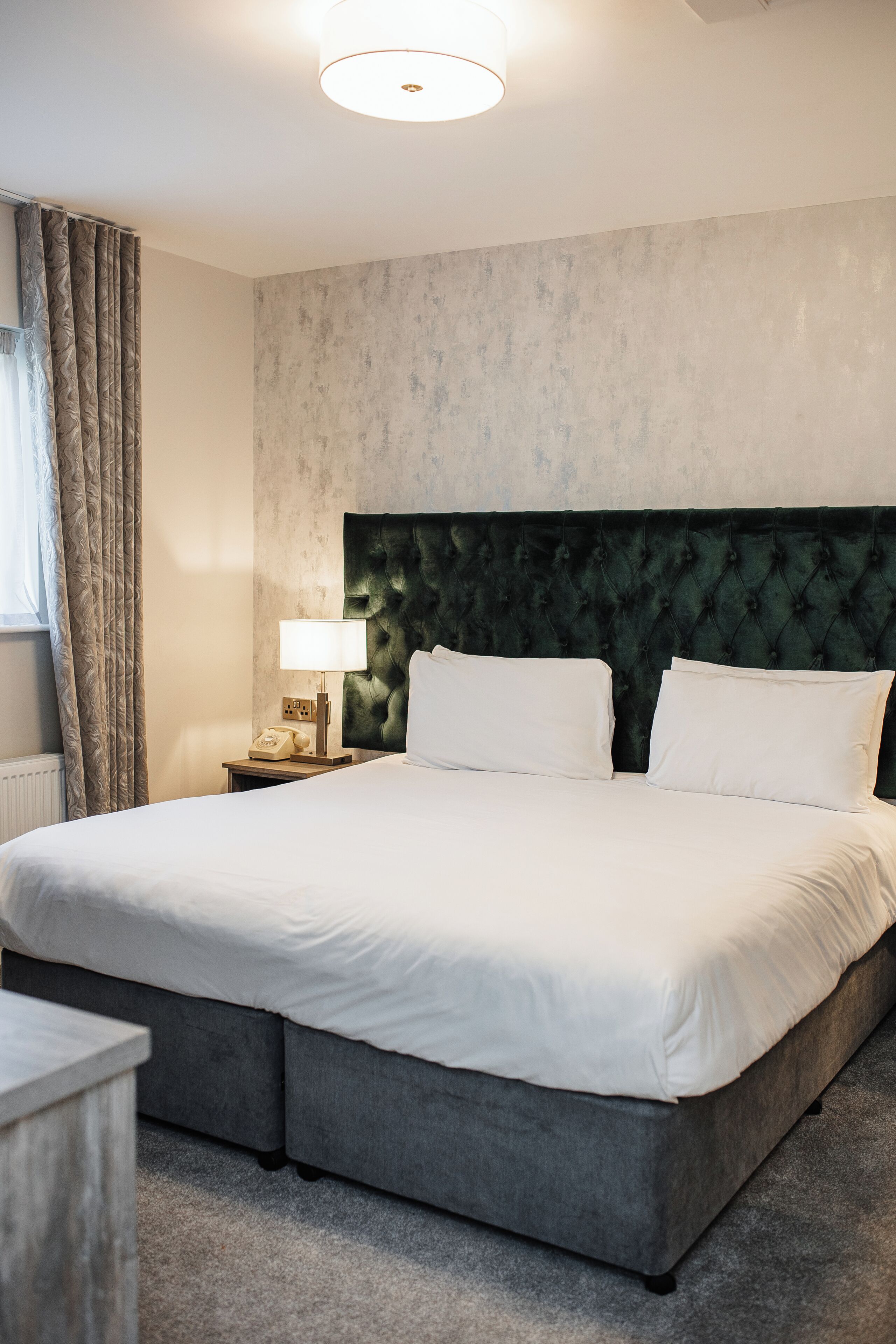 Habitación clásica doble | Colchones con acolchado adicional, mobiliario individual, escritorio