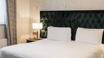 Habitación clásica doble | Colchones con acolchado adicional, mobiliario individual, escritorio