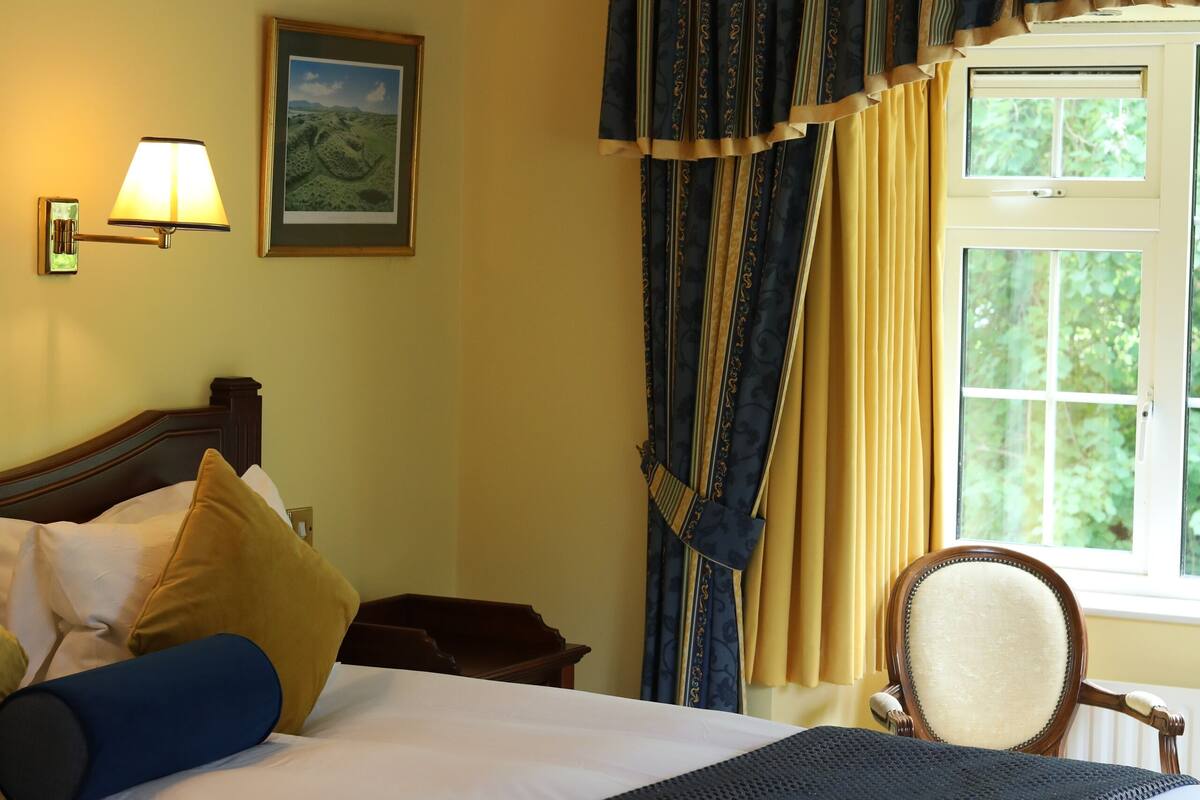 triple room | 1 bedroom, pillow-top beds, individually furnished, desk