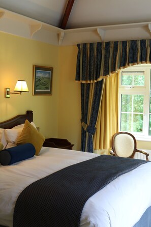 Pillow-top beds, individually furnished, desk, laptop workspace - Killeen House Hotel (Killarney)