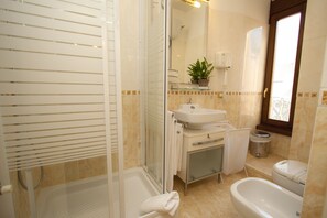 Deluxe Double Room, City View | Bathroom | Shower, free toiletries, hair dryer, bidet - Le Suite di Via Ottaviano (Rome)