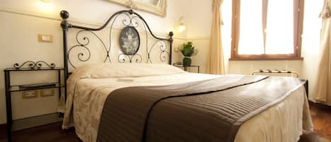 Deluxe dubbelrum - utsikt mot staden | Sängtillbehör av högsta kvalitet, duntäcken och minibar