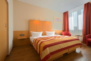 In-room safe, blackout drapes, free WiFi, bed sheets - Berghotel Kockelsberg (Trier)