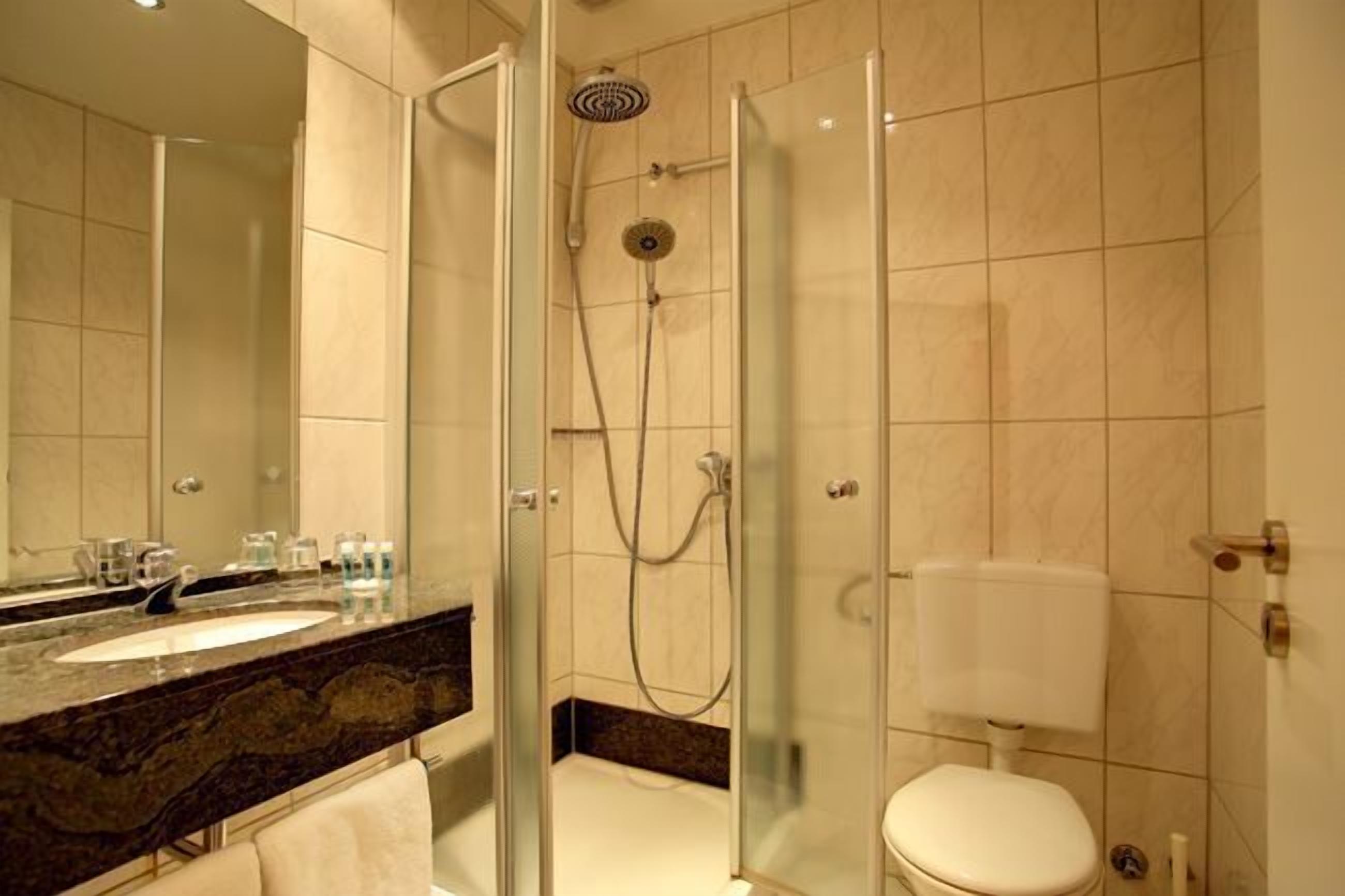 triple room | bathroom | shower, free toiletries, hair dryer, towels