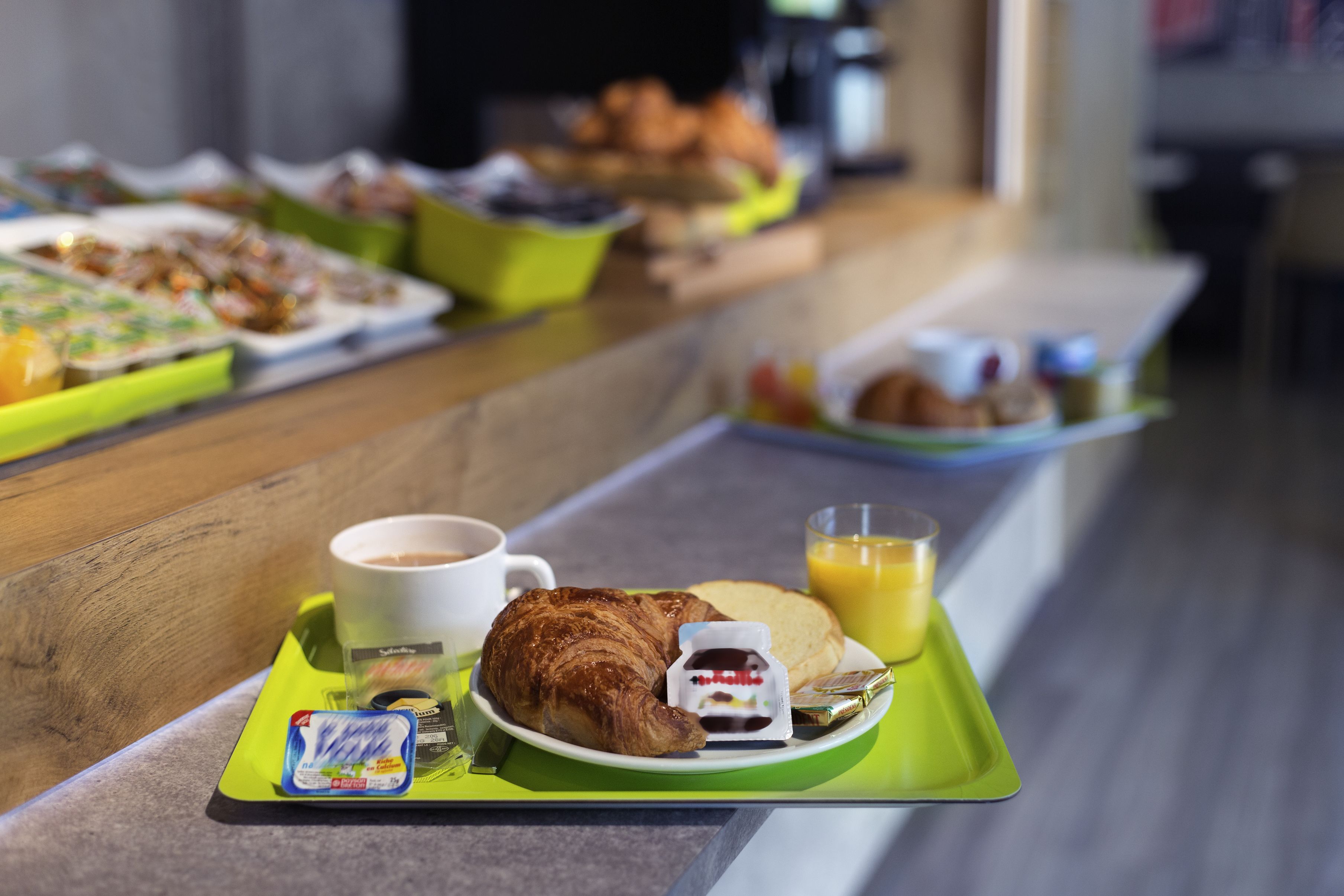 Un buffet de petit-déjeuner proposant une variété d’aliments et de boissons présentés sur des plateaux.