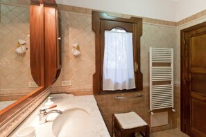 Double Room | Bathroom | Shower, hair dryer, bidet, towels