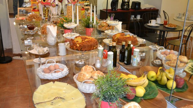 A buffet with various food items and drinks. - B&B Mergellina (Naples)