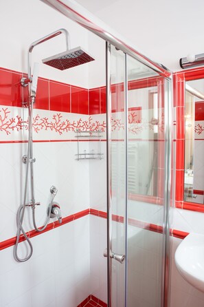 Dusche, kostenlose Toilettenartikel, Haartrockner, Bidet