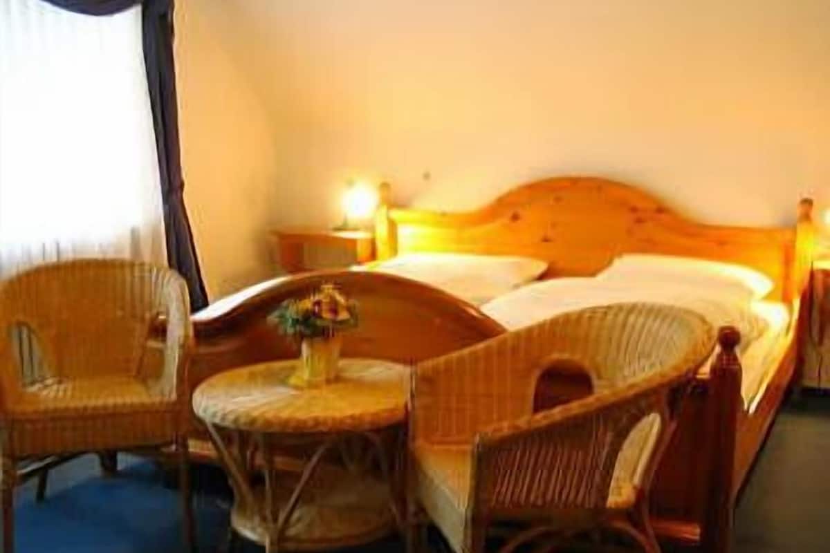 Schreibtisch, schallisolierte Zimmer, Bügeleisen/Bügelbrett, Babybetten