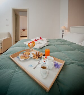 Minibar, odada kasa, masa, ses yalıtımı