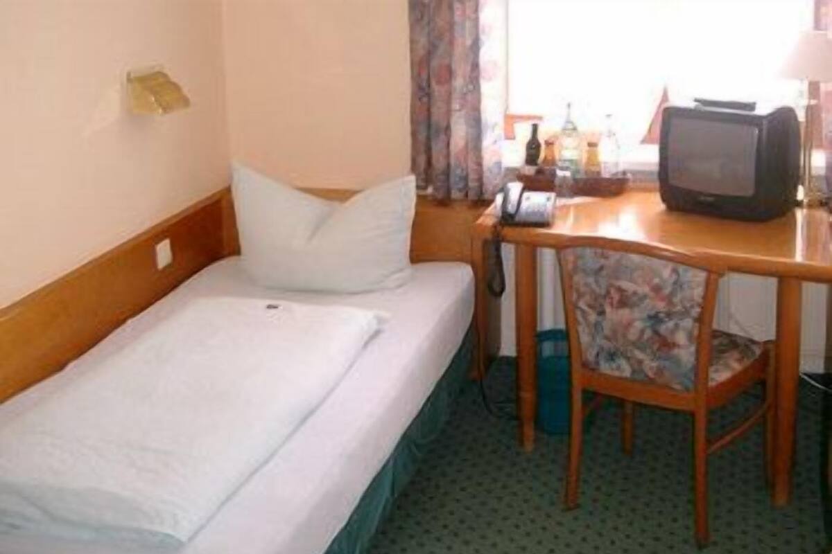 Single Room | Minibar, in-room safe, desk, iron/ironing board