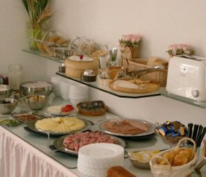 Free daily buffet breakfast