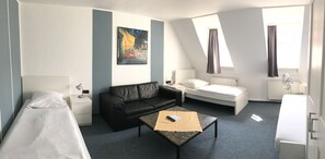 Apartment | Desk, cribs/infant beds, free WiFi, bed sheets - Hotel Jakoberhof (Augsburg)