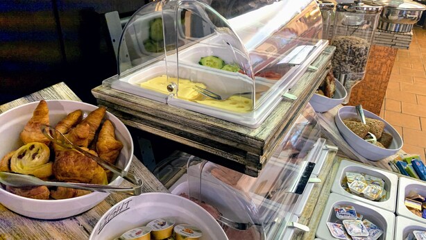A buffet with various food items, including pastries, yogurt, and other breakfast foods. - Hotel Jakoberhof (Augsburg)