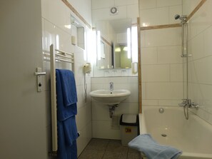 Free toiletries, hair dryer, towels - Hotel Jakoberhof (Augsburg)