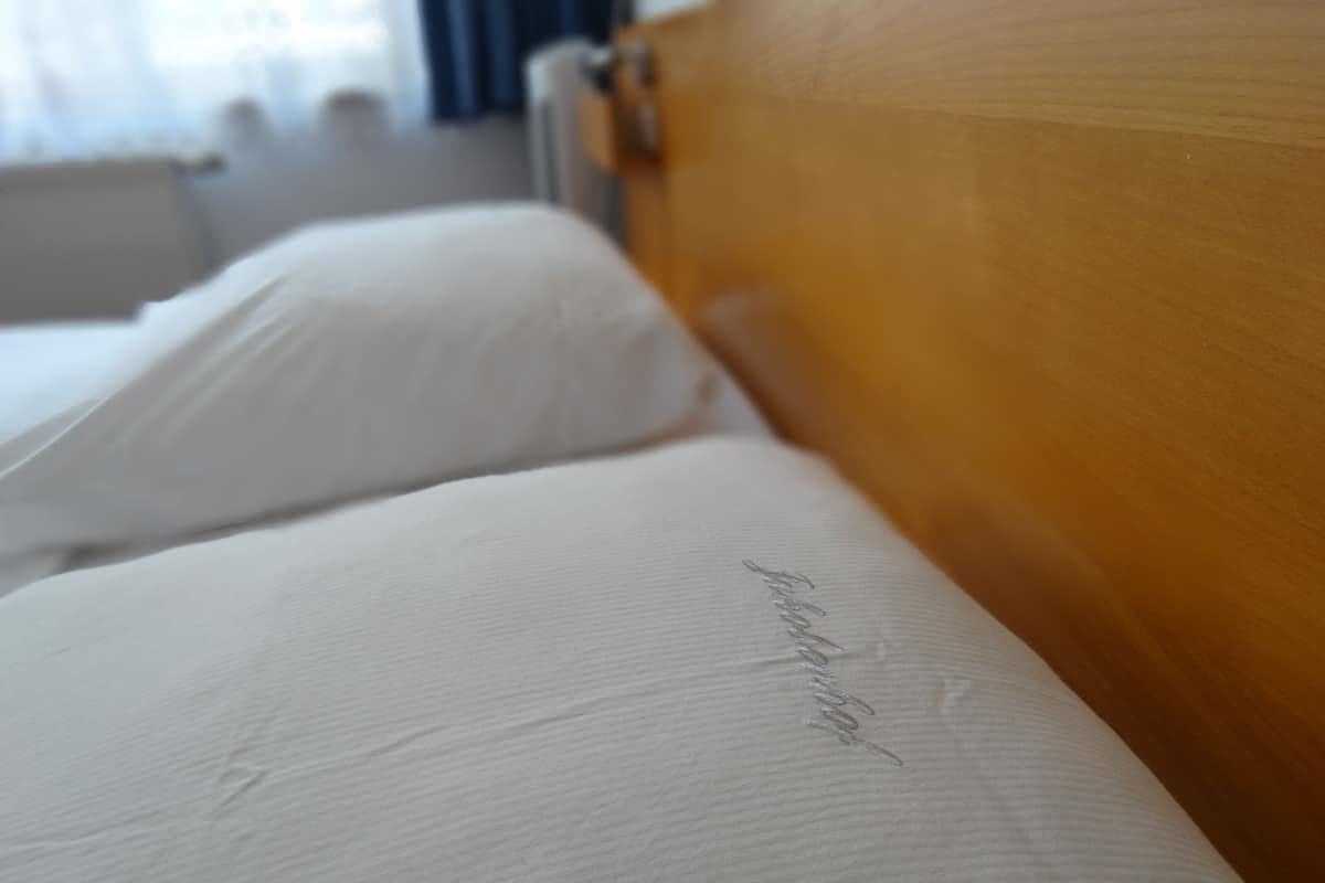 Business tweepersoonskamer | Een bureau, babybedden, gratis wifi, beddengoed