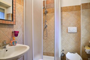 Double Room | Bathroom | Shower, hair dryer, bidet, towels - Le 4 Meraviglie (Rome)